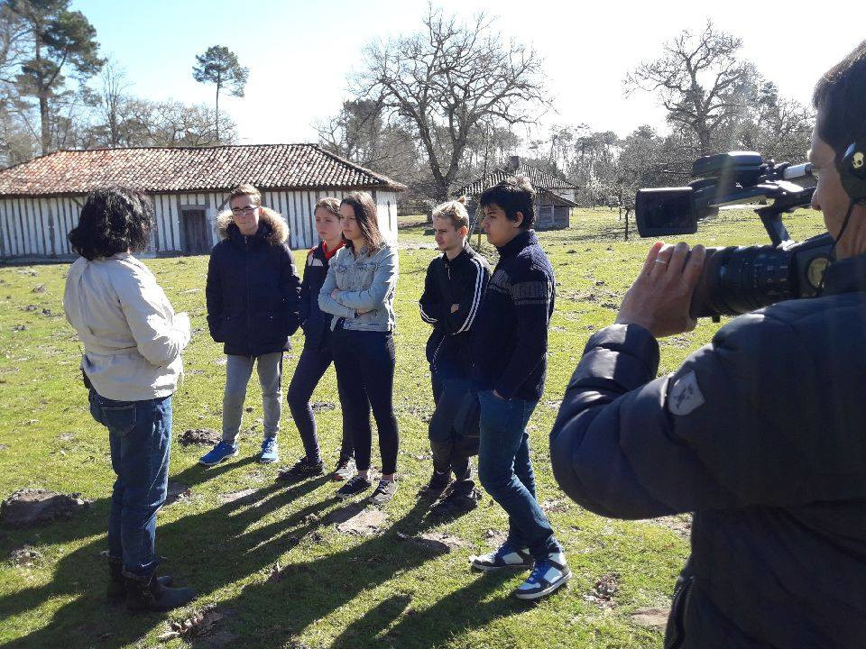 Tournage des élèves autour du bâti landais traditionnel