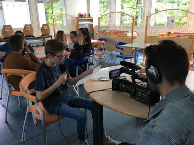 Elèves prenant en main le matériel audiovisuel