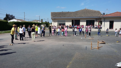 Parties de quilles de six dans la cour de l'école de Podensac