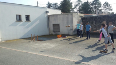 Parties de quilles de six dans la cour de l'école de Podensac