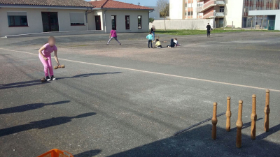 Parties de quilles de six dans la cour de l'école de Podensac