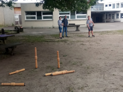 Elèves jouant aux quilles de six