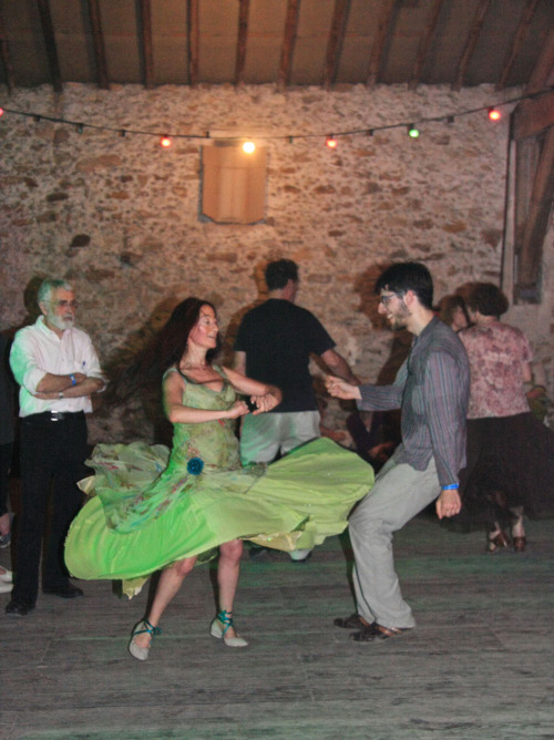 Un couple dansant une bourrée