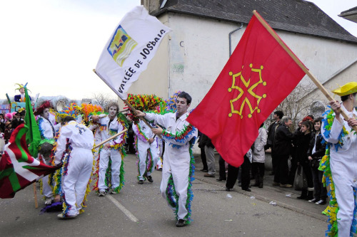 Les Blancs défilent au Carnaval de Géronce