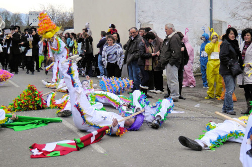 Les Blancs font semblant de tomber avant de ressusciter et de continuer la fête de plus belle.