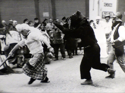 Scène de poursuite dans les rues d’Arles-sur-Tech lors de la Fête de l’Ours (Pyrénées-Orientales) © Ministère de la Culture